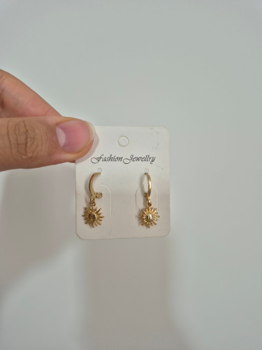 گوشواره زنانه چفتی طرح خورشید طلایی