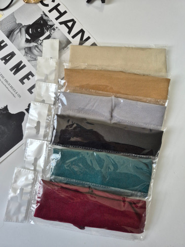 هدبند با رنگ های نود مناسب استایل های زمستانی